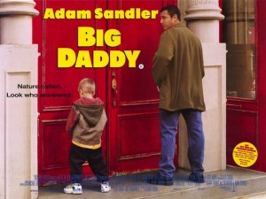 Poster de la película "Big Daddy". Adam Sandler orina junto a un niño.